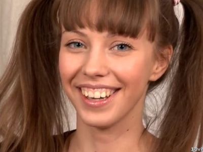 Обворожительная молоденькая девушка с косичками на порно кастинге