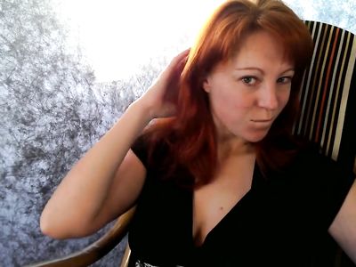 Развратная мамка с рыжими волосами показала сиськи в эротическом чате