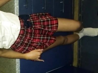 Поимел шлюху в короткой юбке на кухне и кончил ей в бритую пизду