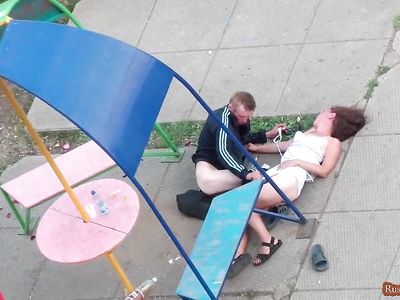 Зрелая пара оказалась совершенно голыми на улице после пьяной вечеринки