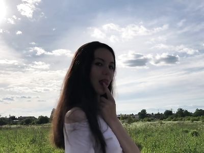 Брюнетистая молодушка отсасывает пенис парня на свежем воздухе и в машине