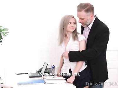 Русская студентка Herda Wisky отдается преподавателю на столе