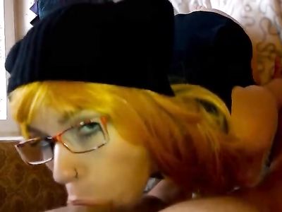 Рыжеволосая деваха делает домашний минет с большим наслаждением