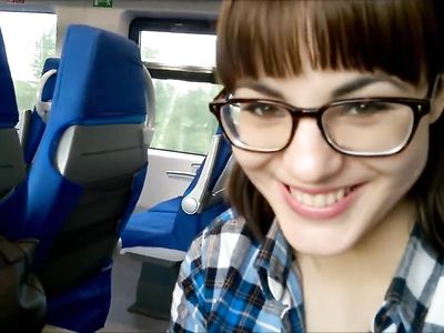 Молодая чертовка в очках удовлетворяет парня минетом и дрочкой