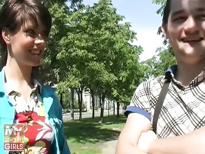 Парнишка развел русскую брюнетку на горячий секс на природе