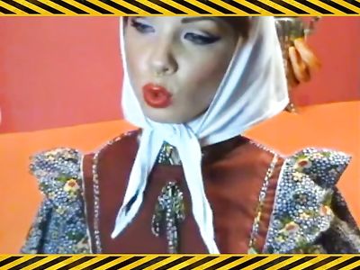 Приватная запись вебкам-модели, которая из старого платья переоделась в сексуальное белье