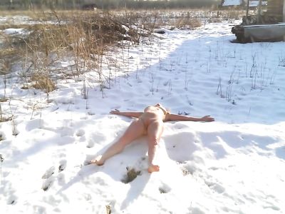 Рыжая мамка с пирсингом в пупке легла голышом на снег после русской бани