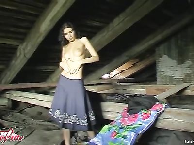 Взрослый факер дал пососать молодой брюнетке и выебал её на чердаке