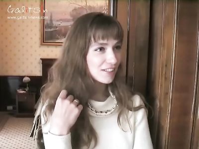 Стройная молодая девушка согласилась раздеться на камеру