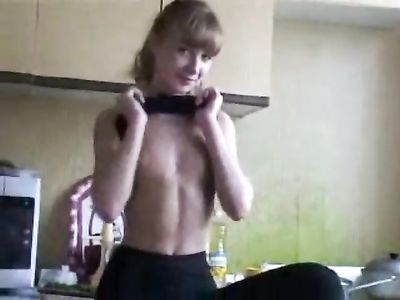 Домохозяйка с маленькими сиськами дала на камеру немного подрочить