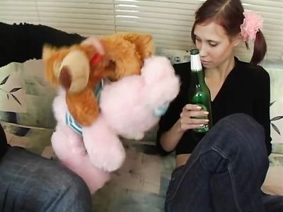 Напоил худую рыжую телку и додумался трахнуть бутылкой в пизду