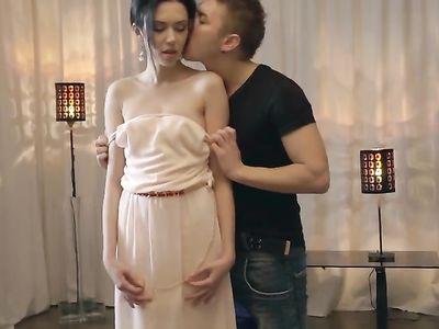 Очень красивая брюнетка сняла вечернее платье и сделала другу минет