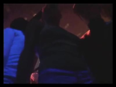 Через дырки в стене туалета ночного клуба пацаны отжарили двух лесбиянок