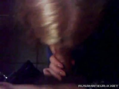 Возле унитаза в туалете клуба телка делает минет новому знакомому