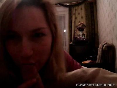Не отказалась сделать домашний минет и отсосала перед камерой