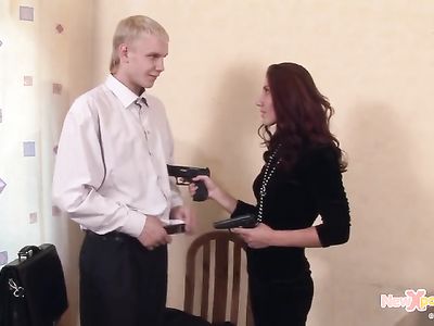Под дулом пистолетов рыжая грабительница заставила парня себя трахнуть